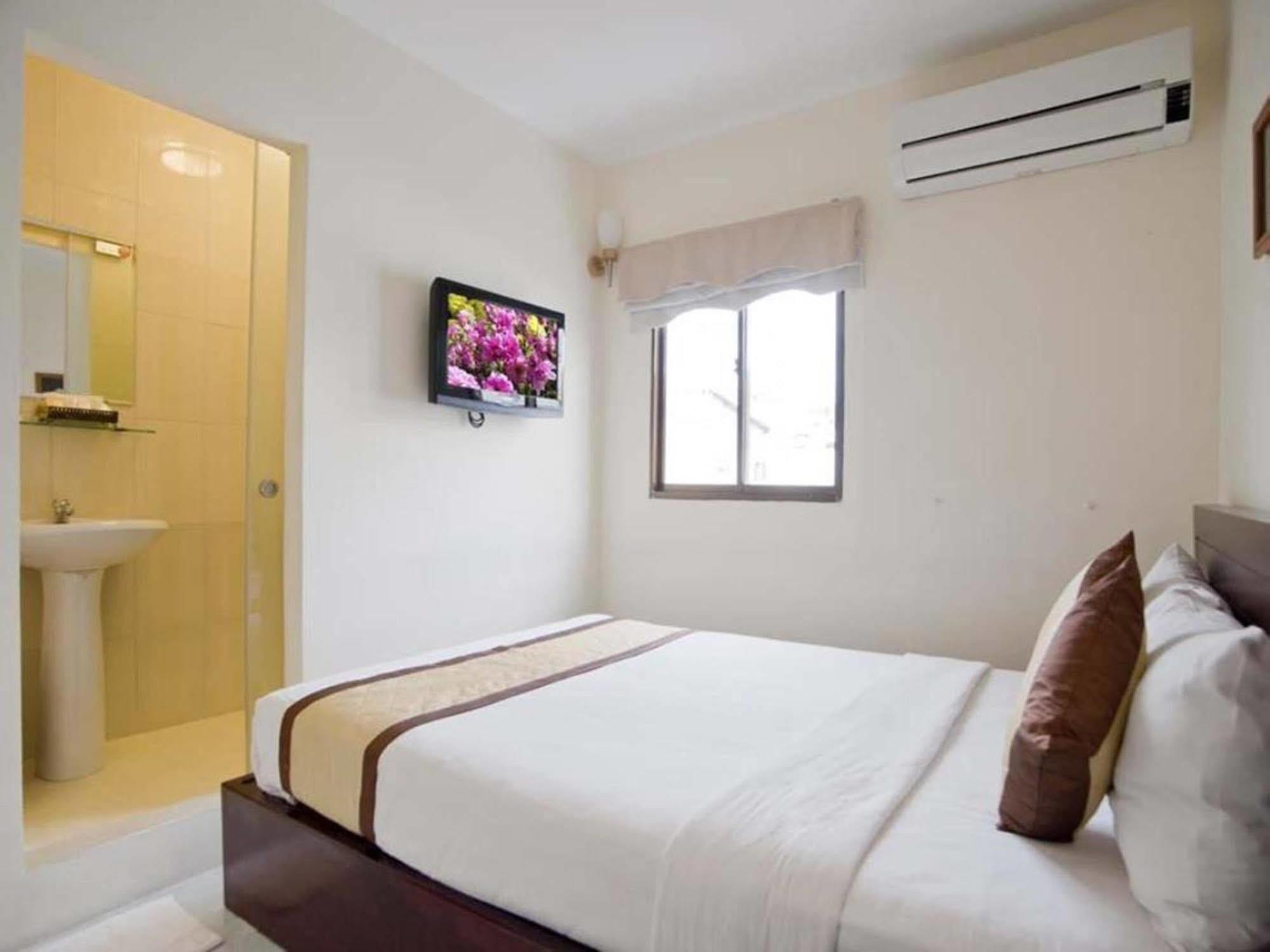 Oyo 438 Small Bay Hotel Ho Chi Minh City Exterior photo